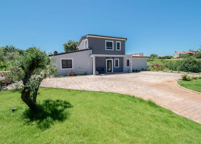 Vala With A Large Yard Near Pula * Marcana