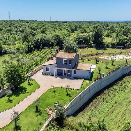 Vala With A Large Yard Near Pula Marcana