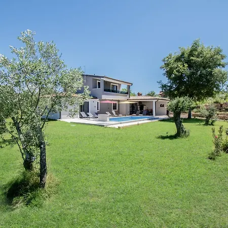 Vala With A Large Yard Near Pula