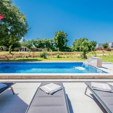 Villa Vala With A Large Yard Near Pula *