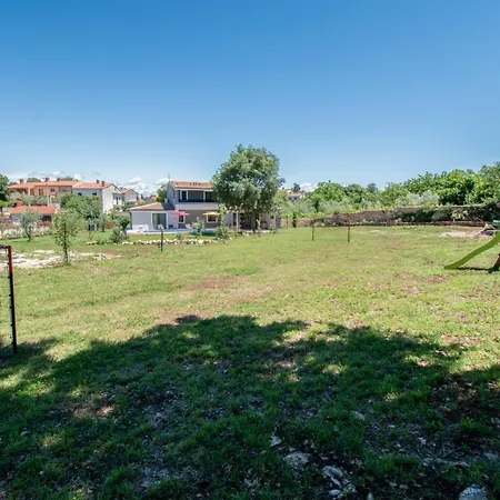 Vala With A Large Yard Near Pula - By Istrabook Villa *
