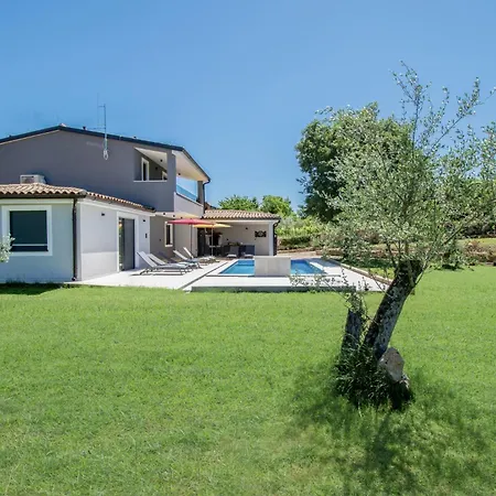Villa Vala With A Large Yard Near Pula *