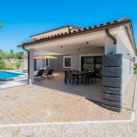 Vala With A Large Yard Near Pula - By Istrabook
