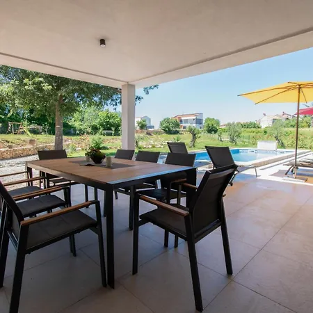 Vala With A Large Yard Near Pula - By Istrabook *