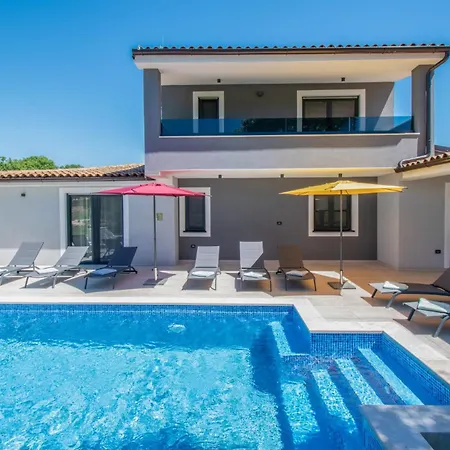 Vala With A Large Yard Near Pula - By Istrabook Villa *